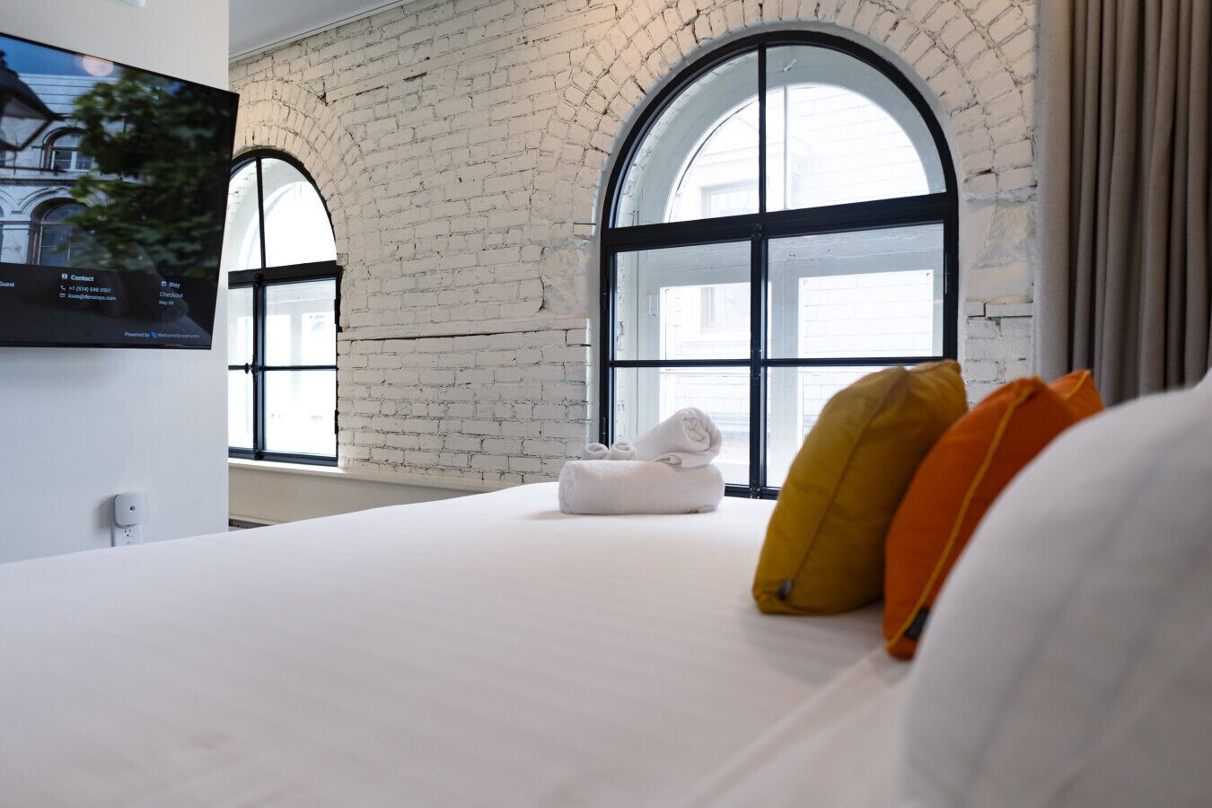 1 dormitorio, escritorio, tabla de planchar con plancha y cuna de viaje