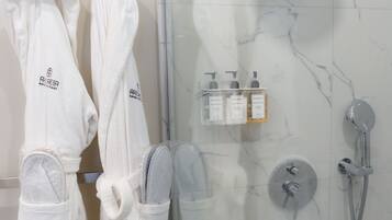 Séchoir à cheveux, serviettes fournies