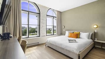 1 habitación, escritorio, tabla de planchar con plancha y cuna de viaje