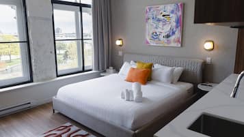 1 dormitorio, escritorio, tabla de planchar con plancha y cuna de viaje
