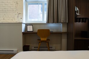 1 slaapkamer, een bureau, een strijkplank/strijkijzer, reisbedje