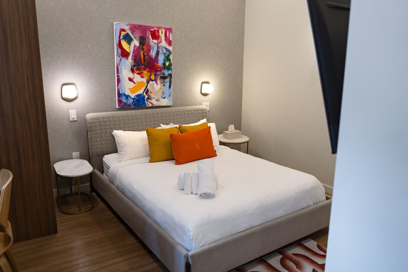 1 chambre, bureau, fer et planche à repasser, lit parapluie