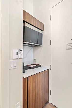 Microwave, coffee/tea maker - Arcadia Hotel Boutique - Basic Room (Montréal)