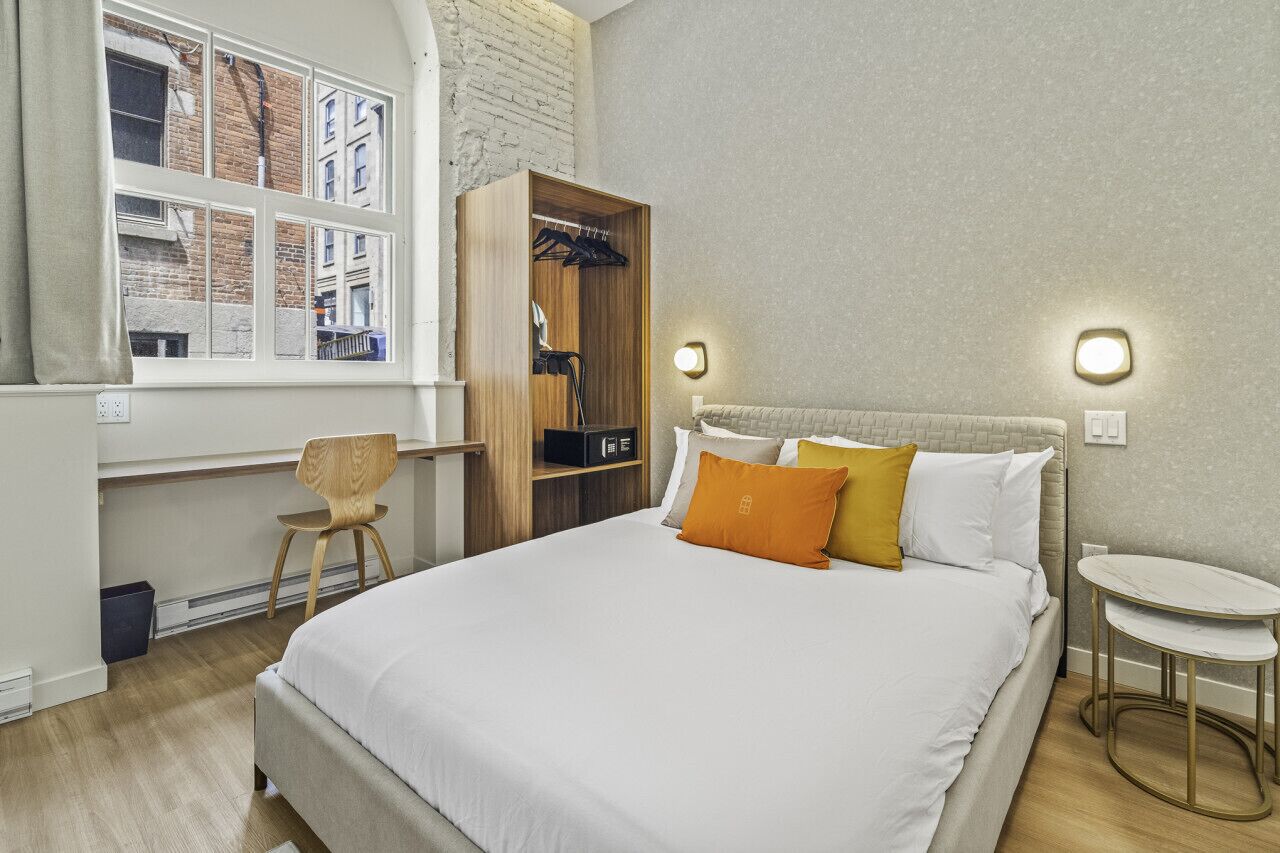 1 dormitorio, escritorio, tabla de planchar con plancha y cuna de viaje