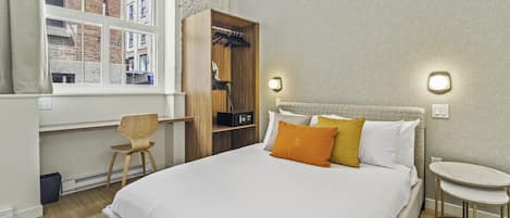 1 dormitorio, escritorio, tabla de planchar con plancha y cuna de viaje