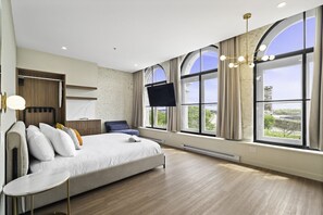 1 slaapkamer, een bureau, een strijkplank/strijkijzer, reisbedje