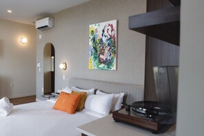 1 dormitorio, escritorio, tabla de planchar con plancha y cuna de viaje