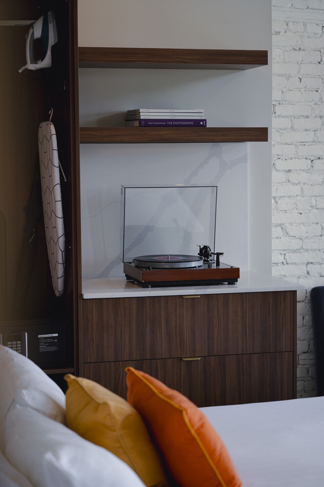 1 dormitorio, escritorio, tabla de planchar con plancha y cuna de viaje