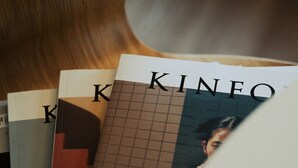 Une pile de magazines dont le titre, « KINEO », est visible sur le dessus.
