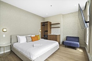 1 Schlafzimmer, Schreibtisch, Bügeleisen/Bügelbrett, Reisekinderbett