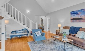 Smart-tv, eldstad, bordsfotboll och böcker