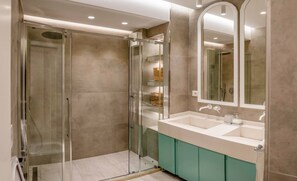 Douche, séchoir à cheveux, serviettes fournies, savon