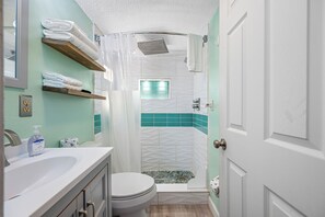 Ducha, secador de pelo, toallas