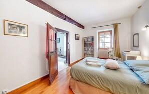 2 bedrooms, iron/ironing board, travel cot, free WiFi