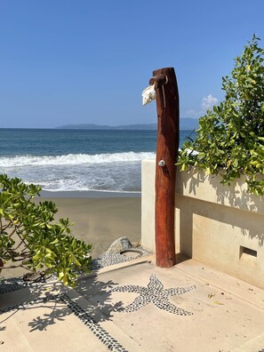On the beach, sun-loungers, beach towels - Charming Mexican Villa with 4 Bungalows WiFi and AC in lovely Barra De Potosi (Gro.)