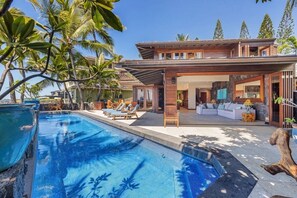 Utendørsbasseng og et oppvarmet basseng