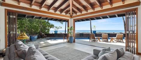 Smart TV, libros y estéreo