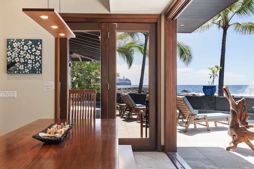 Spacious 4-bedroom house plus bunk room with WiFi and AC in charming Kailua-Kona