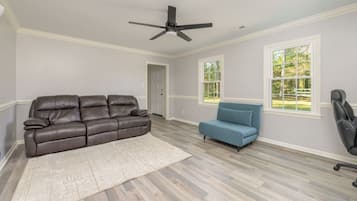 Smart TV, table tennis