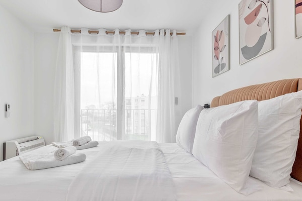 2 soverom, skrivebord, strykejern/-brett og wi-fi (inkludert)