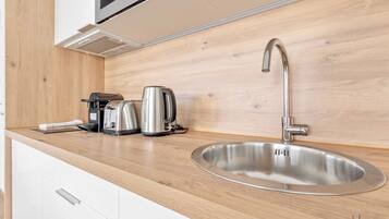 Réfrigérateur, micro-ondes, plaque de cuisson, lave-vaisselle