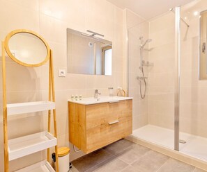 Shower, hair dryer, towels