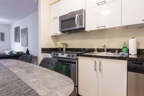 Refrigerador, microondas, horno y parrilla de estufa 