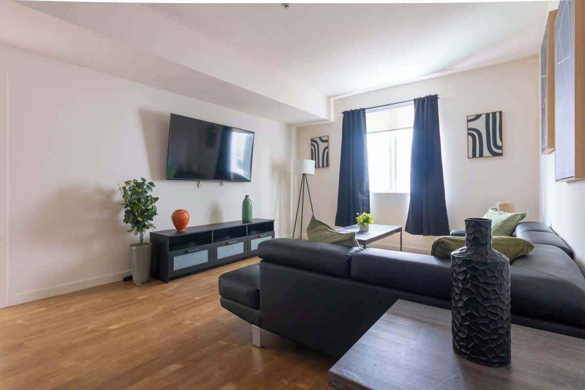 Bright And Charming Apartment. Next To Americana - Hollywood, CA