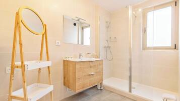 Shower, hair dryer, towels, shampoo