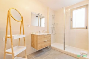 Shower, hair dryer, towels