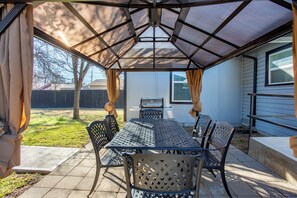 Outdoor dining - 3 Blocks from AT&T Stadium! Amazing Location! (Arlington)