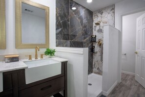 Chuveiro, secador de cabelo, toalhas de banho, sabonete