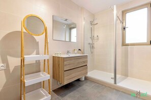 Dusche, Haartrockner, Handtücher