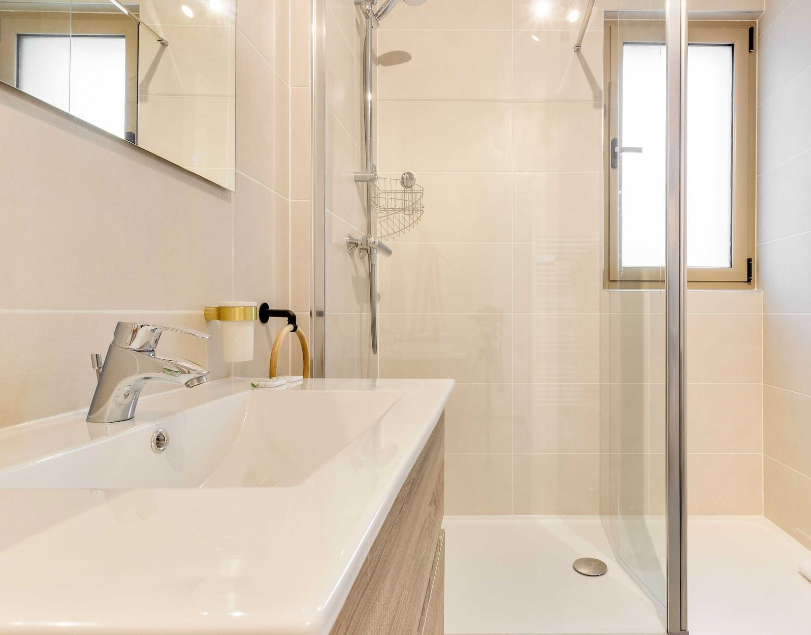 Douche, sèche-cheveux, serviettes fournies