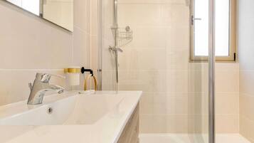 Douche, sĂšche-cheveux, serviettes fournies