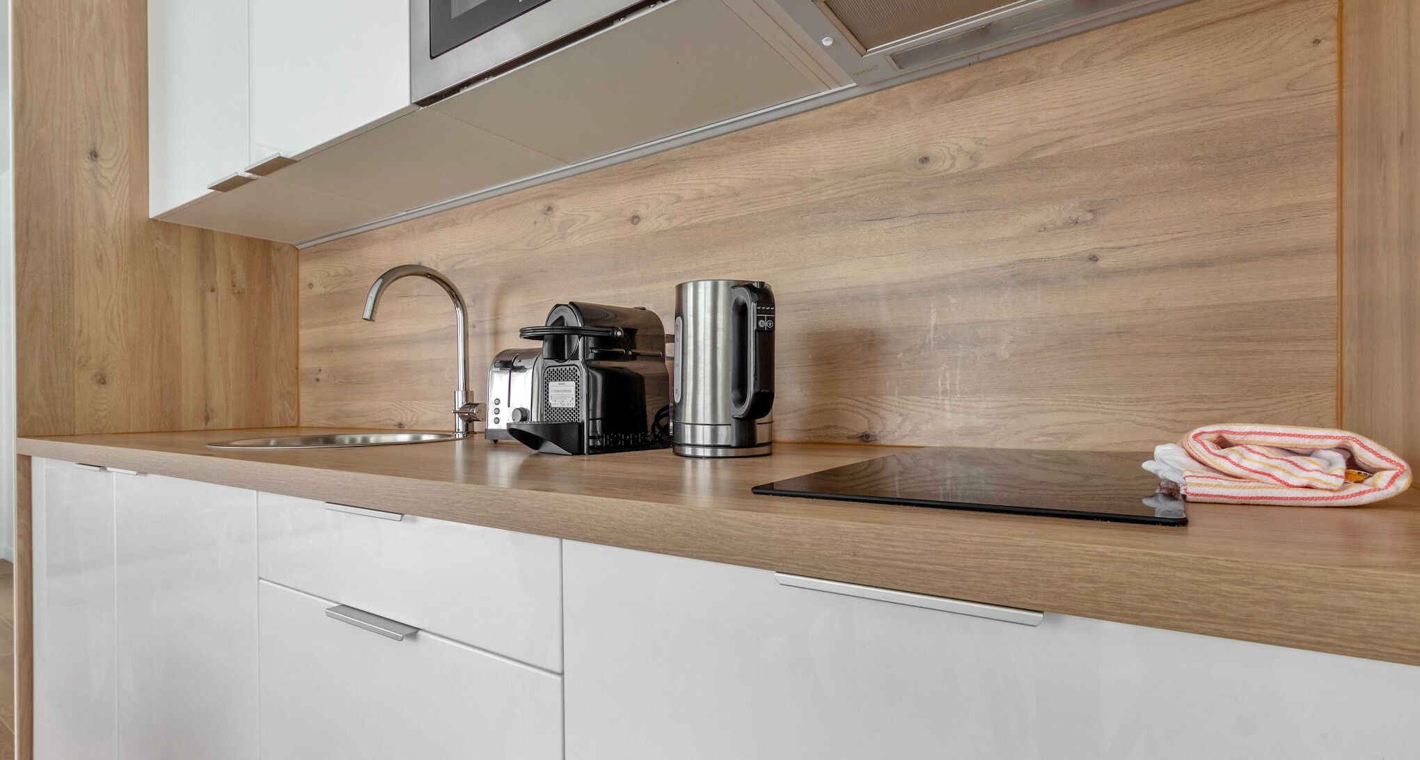 Réfrigérateur, micro-ondes, plaque de cuisson, lave-vaisselle