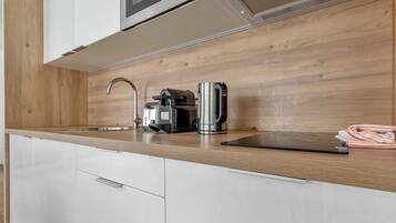 Fridge, microwave, stovetop, dishwasher