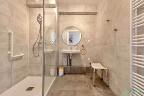Dusche, Haartrockner, Handtücher
