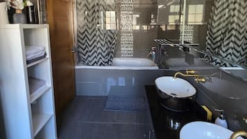 House | Bathroom | Combined shower/bathtub, deep-soaking bathtub, hair dryer, towels