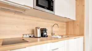 Kaffetrakter/tekoker, kjøleskap, mikrobølgeovn og kokeplater