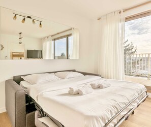 2 bedrooms, iron/ironing board, internet, bed sheets