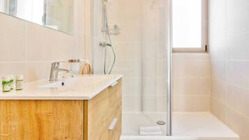 Shower, hair dryer, towels