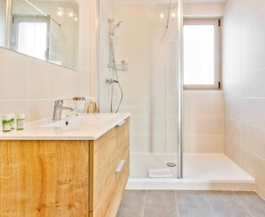 Douche, sèche-cheveux, serviettes fournies