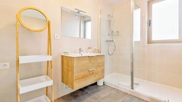 Shower, hair dryer, towels