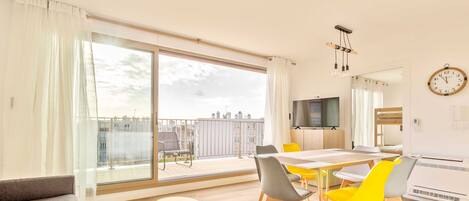 Una Smart TV, una oficina