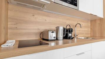 Réfrigérateur, micro-ondes, plaque de cuisson, lave-vaisselle