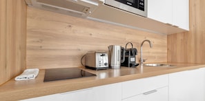 Réfrigérateur, micro-ondes, plaque de cuisson, lave-vaisselle