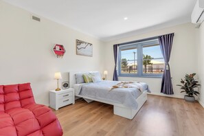3 habitaciones, tabla de planchar con plancha, wifi y ropa de cama 