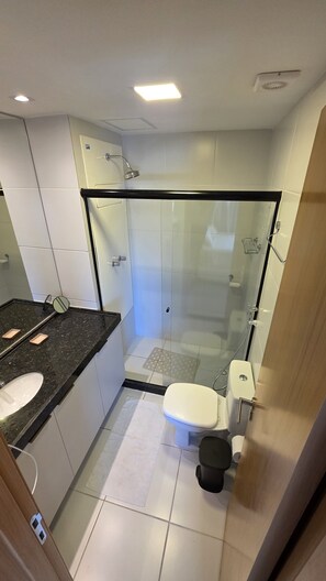 Family Studio, Pool View | Bathroom | Shower, hair dryer, towels, soap - Makia Beach Exp 08A by La Playa (Ipojuca)