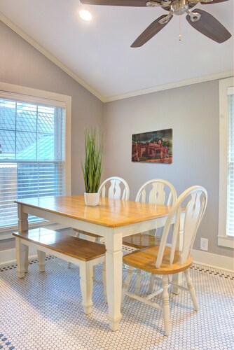 Charming 1-BR pet friendly house in Lockhart. Short stroll to the best BBQ spots